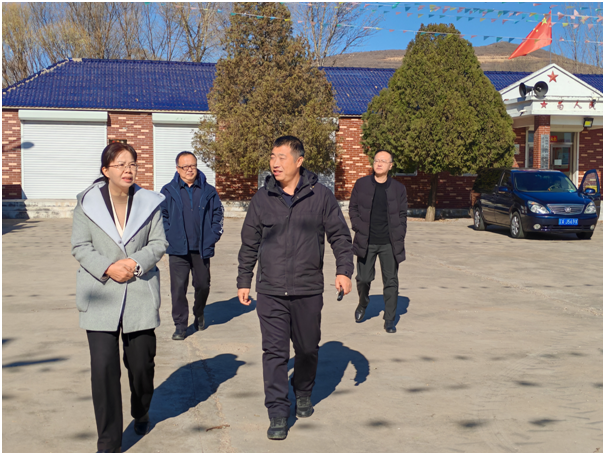 黄芳赴水泉村调研检查驻村工作